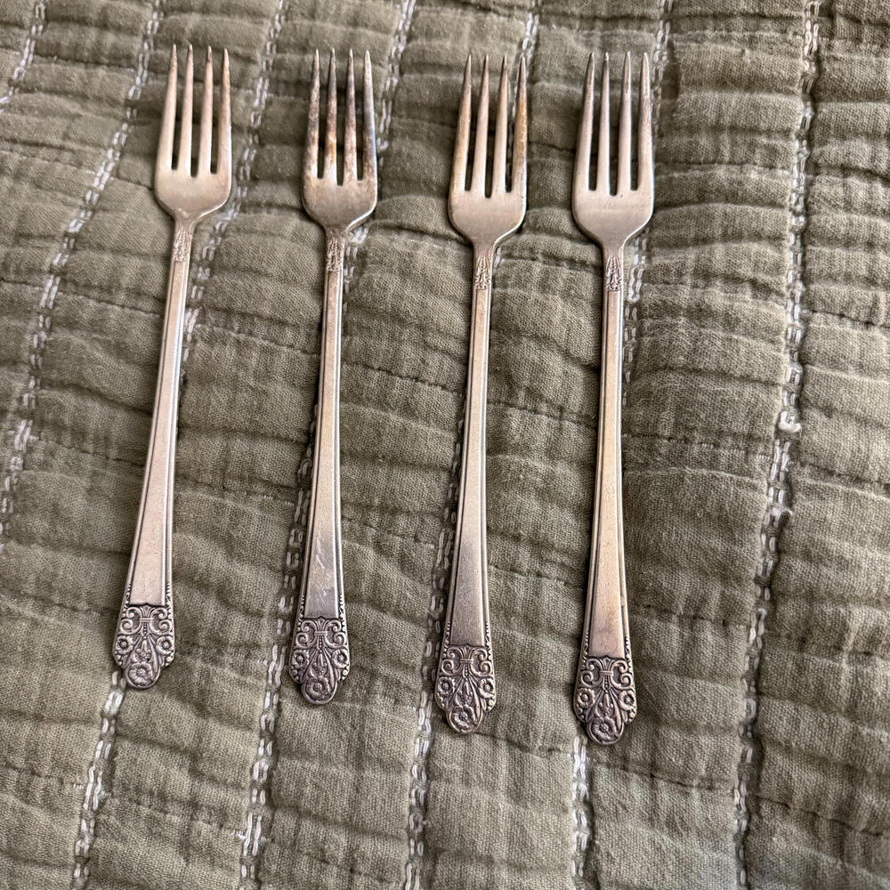 VINTAGE‎ ROGERS INTERNATIONAL Deluxe Silver Plate 4 Forks. Pattern: Precious 40s